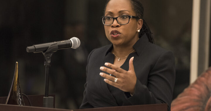 Estudiantes de derecho y profesionales negras se sienten alentadas por la nominación a la corte suprema de Ketanji Brown Jackson